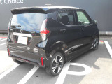 全周囲カメラが付いています。後ろはもちろん隣の駐車ラインまで見れますので車庫入れが簡単で楽しくなりそうです。