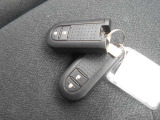 ご希望車の細部の写真をメールで送らせていただいております。来店ができない方でも指定いただいた箇所など何枚でもお送りいたします。