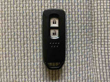 スマートキーを装備しています。鍵を差し込むことなくドアロックの開け閉めと、スタートボタン操作でのエンジンスタートができます。