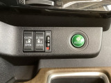 リアドアは乗り降りに便利な両側電動スライドドアです。また運転席に座っていながらスイッチ操作で自在にスライドドアを開け閉めできます。燃費に役立つECONボタンもここです。
