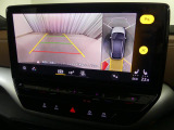 ★ギアをリバースに入れることで後方車両、ガイドラインが表示され安全確認のサポートをします★