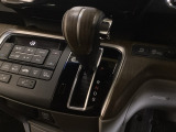 CVT車のセレクトレバーです。低速から高速まで、変速ショックのないスムーズな走りを実現するとともに、エンジン効率のよい領域を維持することで燃費にも貢献します。