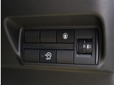 『1台』のお車に対して、3名体制で日々議論を重ね仕入れを行っております。
