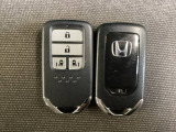 スマートキー付きですからドアロックの開閉およびエンジンスタートが楽々です。電動スライドドアの開け閉めもボタンで操作できます。スペアキーも同じものを用意しております。