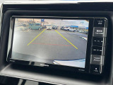 【バックカメラ】駐車時に後方がリアルタイム映像で確認できます。大型商業施設や立体駐車場での駐車時や、夜間のバック時に大活躍!運転スキルに関わらず、今や必須となった装備のひとつです!