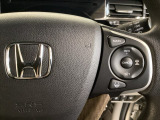 ハンドルにHondaセンシング系のクルーズコントロールやレーンキープアシストなどのスイッチが装備されています。ハンドルから手を離さず安全に操作できます。