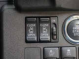 電動スライドドアは両側に!スライドドアの直接操作以外にも運転席からのスイッチ操作や車外からのリモコン操作でも開閉が可能!雨の日などには更に便利でお子様連れやお買い物の際にも重宝です!