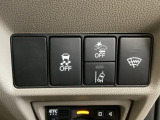 Hondaセンシング用の、VSA(ABS+TCS+横滑り抑制)解除とレーンキープアシストシステムのメインスイッチなどはハンドルの右側に装備しています。