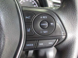 ステアリングには運転中でも簡単に操作できる各種スイッチついてます