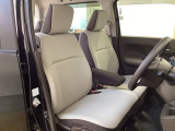 女性でも運転がしやすいように、シートの高さ調整機能(シートリフター)がついています。運転席と助手席の間が空いている為、助手席側への移動がスムーズです。交通量の多い道でも助手席側から乗り降りができます。