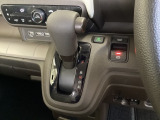 CVT車のセレクトレバーです。低速から高速まで、変速ショックのないスムーズな走りと、エンジン効率のよい領域を維持して燃費にも貢献します。サイドブレーキはスイッチ操作の電子制御パーキングブレーキです。