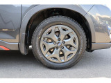 純正17インチアルミホイール、タイヤサイズ 225/60R17