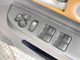 【電動格納ミラー】サイドミラーは電動格納式となっており、狭い駐車場でもキズがつくリスクを抑えられます。