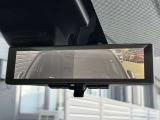 インテリジェントルームミラー☆後席に乗っている人や、大きな荷物を載せていると見にくくなりがちな後方視界。。こちらは車両後方のカメラ映像をミラーに映すので、天候にも影響されないクリアな後方視界を実現☆