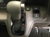 オートブレーキホールド付き電子制御パーキングブレーキを採用!オートブレーキホールドは、停車中にブレーキペダルを踏み続けなくても自動的にブレーキを保持する機能で、信号待ちや渋滞時に役立ちます。