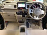 車内は光触媒抗菌消臭施工済です。インパネ周りはスタイリッシュなデザインで機能や装備も充実しています。グローブボックスやカップホルダーのほかにトレーなどたくさんの収納スペースが付いています。
