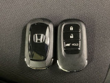 スマートキーを装備しています。鍵を差し込むことなくドアロックの開け閉めと、スタートボタン操作でのエンジンスタートができます。ボタン操作でトランクが開けられる電動テールゲートのボタンもついています。