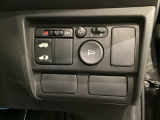 左側電動スライドドアは運転席からでも操作ができるように、ハンドル付近に開閉の操作スイッチが付いています。その横には、電動格納付きパワーミラーの操作スイッチがついています。