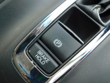 駐車時のブレーキは電子パーキングブレーキになります。信号待ちなどでブレーキペダルから足を離せるブレーキホールドが便利です。