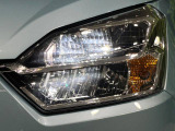 【LEDヘッドライト】悪天候や夜間走行時も良好な視界を確保し安心して運転できる高輝度LEDヘッドライトを装備!点灯速度が早く、消費電力も抑えられています。