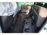 【チップアップシート 】座面を跳ね上げることで、後席足元に高さのある荷物を積むことができます!