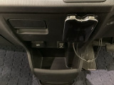 アクセサリーソケットはUSBのアダプターなどをつければ、スマホの充電にも使えます。周辺には物が置けるボックスがついています。ETC(Aftermarket品)もついていますので、高速道路の料金所の通過も楽々です!。