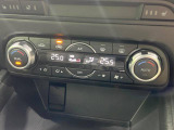 【左右独立型フルオートエアコン】運転席と助手席でそれぞれお好みの温度に設定可能。同乗者にも配慮した、快適な空調をお届け致します。