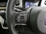 ステアリングスイッチ付き。前方から目を離すことなく操作することが可能です。
