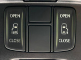 【両側パワースライドドア】スマートキーや運転席のスイッチで後席両側スライドドアの開閉が可能♪電動だから力を入れてドアを開ける必要が無く、小さなお子様でも簡単に開け閉めでき快適です♪