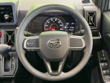 インテリアに合わせたデザインのステアリングは、運転される方のことも考え、運転しやすい形状、大きさです。是非一度、実際に触ってお確かめください。