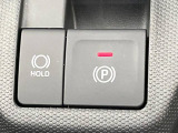【電動パーキングブレーキ】パーキングブレーキは便利な電動式!ボタン一つで操作でき、アクセルを踏めば自動で解除されます♪レバーやペダルが無いので運転席廻りもすっきりしますね♪