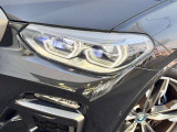 LEDヘッドライト。先進のLEDテクノロジーを採用。照射される白色光の周波特性は太陽に近く、バイキセノンヘッドライトを上回るコントラストでさらに明るく輝きます。悪天候の日でも優れた視認性を発揮します。