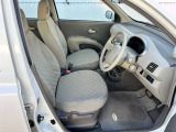 運転席はこちらです。プライベートな車内なのでリラックスできる空間を。