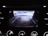 オーディオ内のディスプレイにはバックビューモニターの表示も出来、車庫入れや後方の安全確認に便利です。