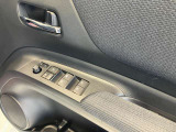 パワーウィンドウのスイッチですよ。運転席に居ながら窓を開け閉めのコントロールできます。