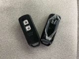付いてて便利!とても人気の高い装備のスマートキーシステム。キーを携帯しているだけで、ドアロックの開閉並びにエンジンの始動が可能な装備です。