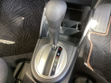 CVT車のセレクトレバーです。低速から高速まで、変速ショックのないスムーズな走りを実現するとともに、エンジン効率のよい領域を維持することで燃費にも貢献します。