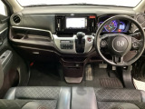 車内は光触媒抗菌消臭施工済です。インパネ周りはスタイリッシュなデザインで機能や装備も充実しています。グローブボックスやカップホルダーのほかにトレーなどたくさんの収納スペースが付いています。