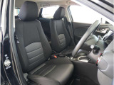 【清潔感のある運転席&助手席】隅々までクリーニングの行き届いた運転席&助手席。目立ったシミや汚れ等もございません。快適なドライブをどうぞ。