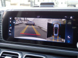 【360°カメラシステム】4つのカメラにより、車両周囲を俯瞰で確認することができます。カメラの呼び起しは手動でも可能ですので、狭い道でも安心してお乗りいただけます。