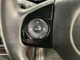 ステアリングスイッチがついていますので、オーディオのチャンネル変更、ボリューム、ジャンル変更が操作可能です。ハンドルから手を離さず安全に操作できます。