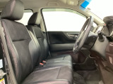 広い足元に肘掛けもついたゆったり座れるシートです。運転席と助手席の足元が空いているため、助手席側への移動がスムーズです。交通量の多い道でも、助手席側から乗り降りができます。