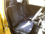 広い足元にゆったり座れるシートは長距離の運転でも疲れにくいシートです。女性でも運転がしやすいようにシートの高さ調整機能(シートリフター)がついています。