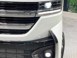 【LEDヘッドライト】悪天候や夜間走行時も良好な視界を確保し安心して運転できる高輝度LEDヘッドライトを装備!点灯速度が早く、消費電力も抑えられています。