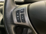 ステアリングスイッチがついていますので、オーディオのチャンネル変更、ボリューム、ジャンル変更が操作可能です。ハンドルから手を離さず安全に操作できます。