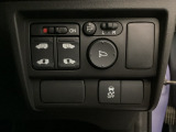 両側電動スライドドアは運転席から操作ができます。VSA解除などのメインスイッチも装備し、電動格納付きパワーミラーの操作スイッチや左右のサイドミラーの角度調節も微調整ができます。
