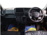 お車選びをお楽しみ頂けるよう、在庫車の展示スペースを十分に確保しております。