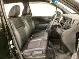 女性でも運転がしやすいように、シートの高さ調整機能(シートリフター)がついてます。運転席と助手席の足元が空いている為、助手席側への移動がスムーズです。交通量の多い道でも助手席側から乗り降りができます。