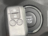 【キーレススタートシステム】カバンやポケットに入れたままでもドアの施錠・解錠が可能なスマートキーを装備。エンジンのオン・オフ時もカギを取り出す必要が無いからとっても便利です♪