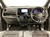 車内は光触媒抗菌消臭施工済です。インパネ周りはスタイリッシュなデザインで機能や装備も充実しています。グローブボックスやカップホルダーのほかにトレーなどたくさんの収納スペースが付いています。